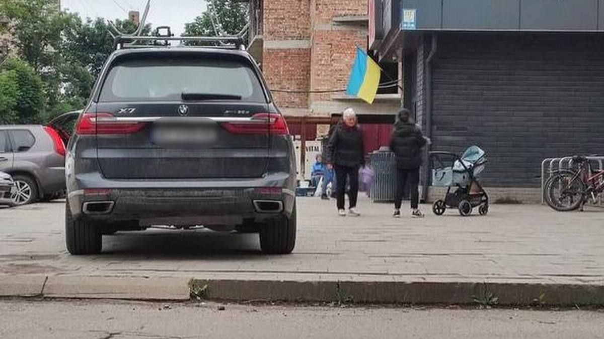 Гарна машина не дає право порушувати комфорт інших. Чудеса паркування показав водій “BMW” у Коломиї