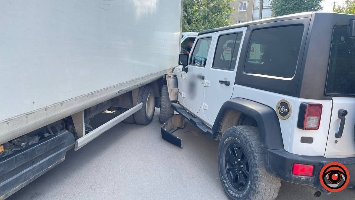 У Коломиї не розминулись вантажівка та позашляховик 1