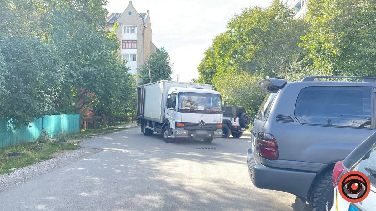 У Коломиї не розминулись вантажівка та позашляховик 2