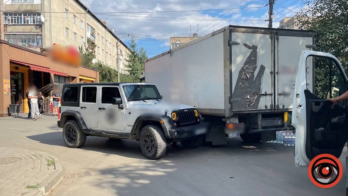 У Коломиї не розминулись вантажівка та позашляховик