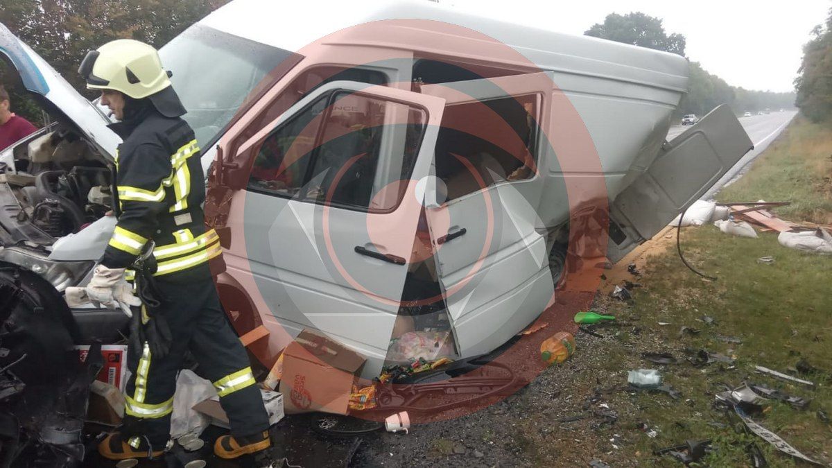 У жахливу ДТП під Коломиєю потрапив бус та легковик