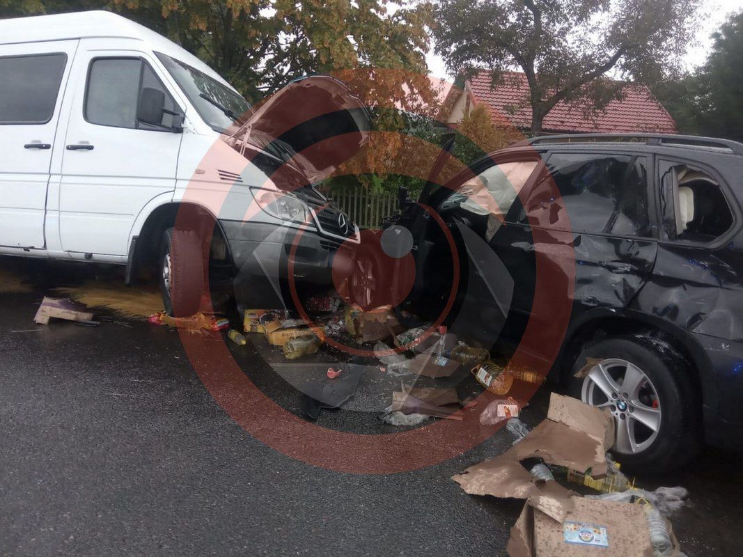 У жахливу ДТП під Коломиєю потрапив бус та легковик 2