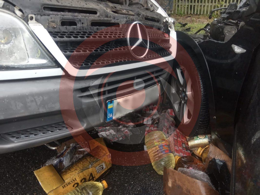 У жахливу ДТП під Коломиєю потрапив бус та легковик 1