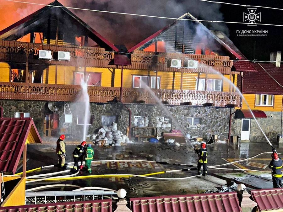 160 людей, серед яких 148 дітей, евакуювали з палаючої бази відпочинку на Прикарпатті 4