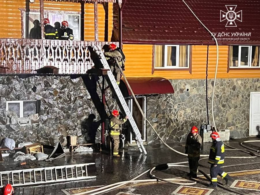 160 людей, серед яких 148 дітей, евакуювали з палаючої бази відпочинку на Прикарпатті 5