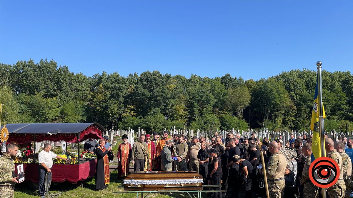 Коломийщина попрощалася із бійцем штурмової бригади "Лють" Олександром Козюком 15