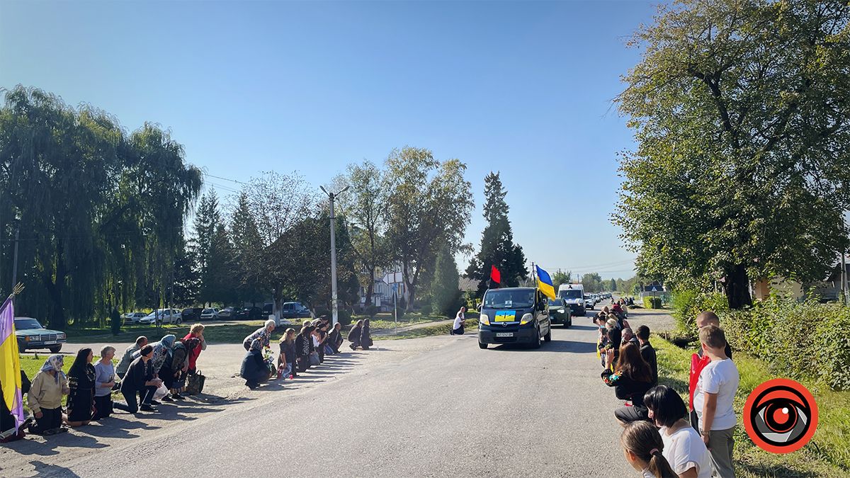 До рідного дому на Коломийщині назавжди повернувся Герой Олександр Козюк 4