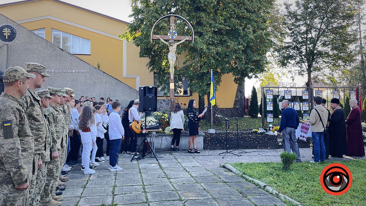 У П'ядиках вручили медалі рідним загиблих воїнів з громади 11