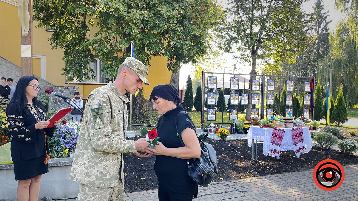 У П'ядиках вручили медалі рідним загиблих воїнів з громади 8