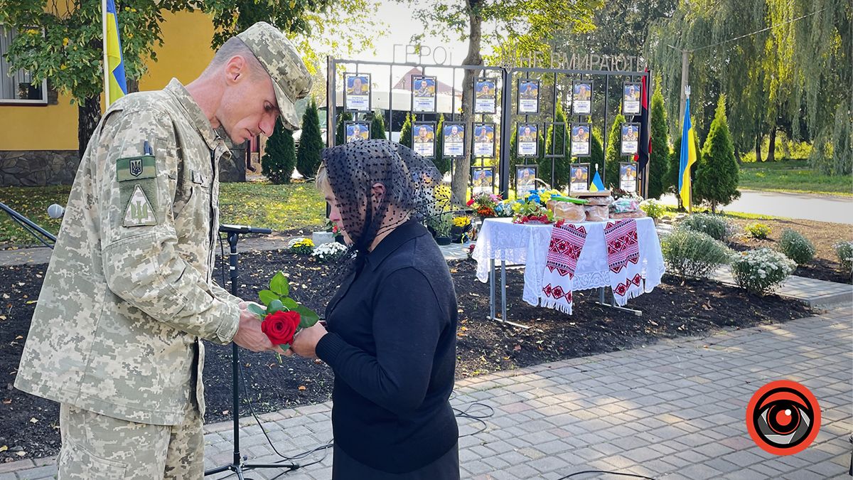 У П'ядиках вручили медалі рідним загиблих воїнів з громади 9
