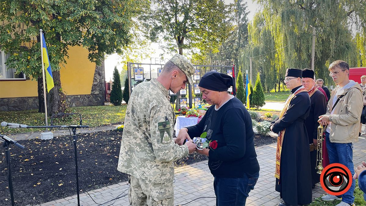 У П'ядиках вручили медалі рідним загиблих воїнів з громади 6
