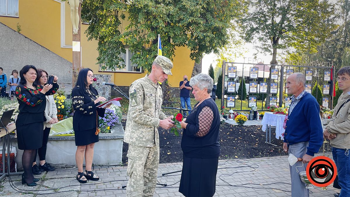 У П'ядиках вручили медалі рідним загиблих воїнів з громади 4