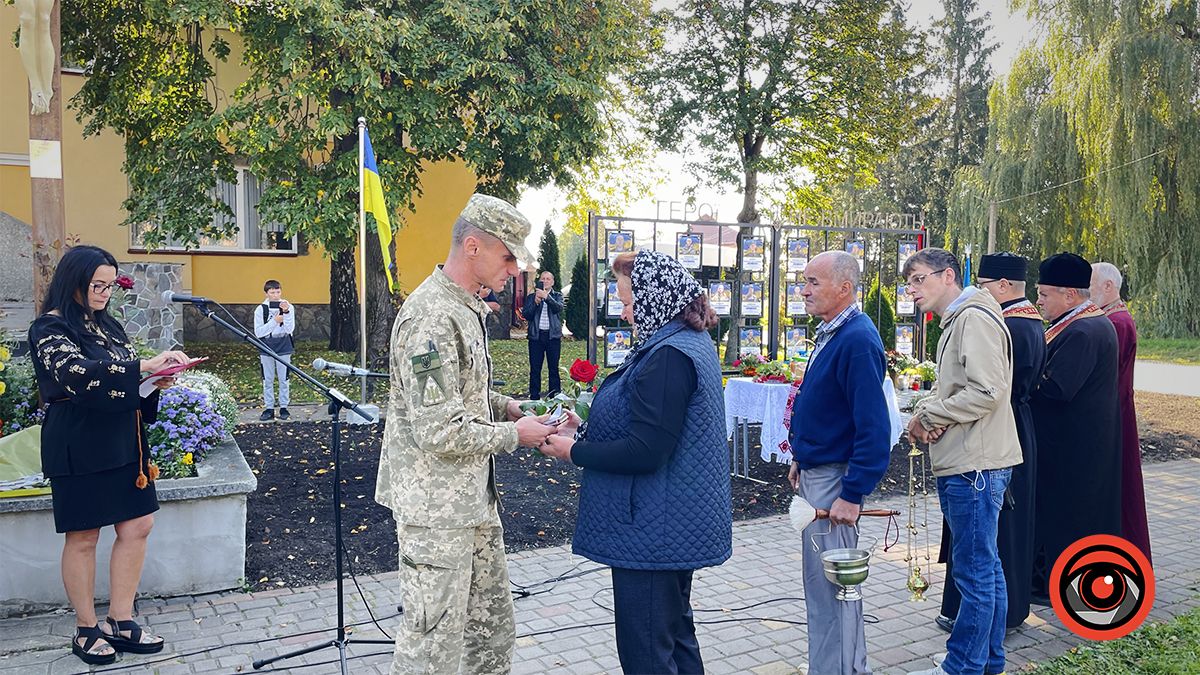 У П'ядиках вручили медалі рідним загиблих воїнів з громади 3