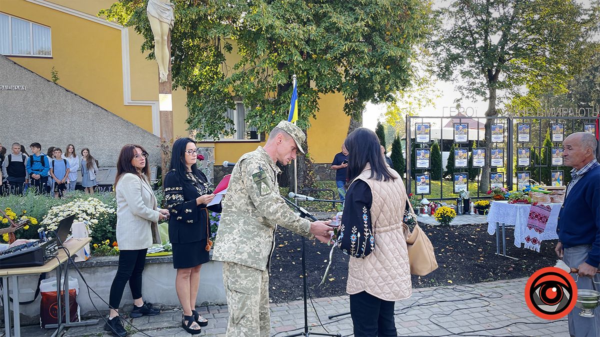 У П'ядиках вручили медалі рідним загиблих воїнів з громади 1