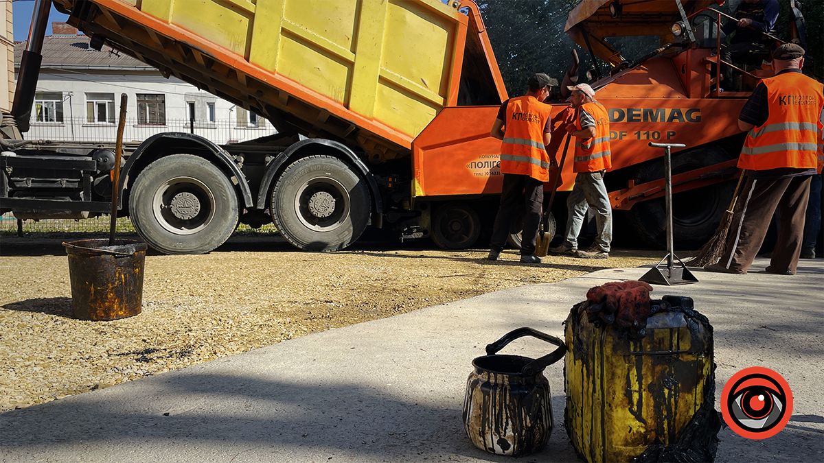 У внутрішньому дворику центру первинної медицини укладають асфальт 10