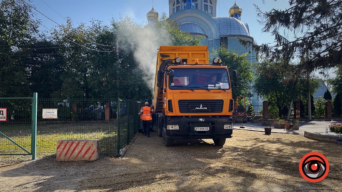 У внутрішньому дворику центру первинної медицини укладають асфальт