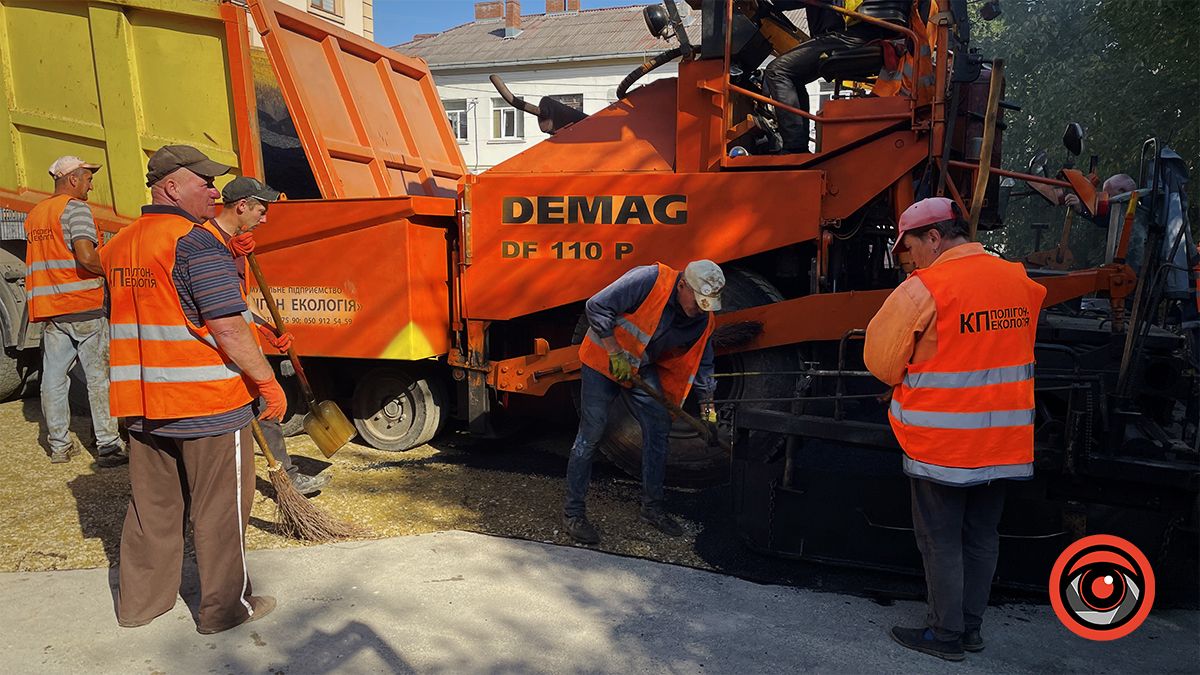 У внутрішньому дворику центру первинної медицини укладають асфальт 2