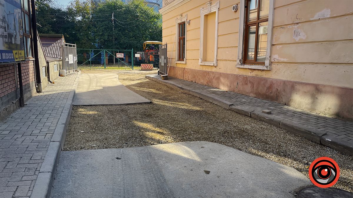 У внутрішньому дворику центру первинної медицини укладають асфальт 9