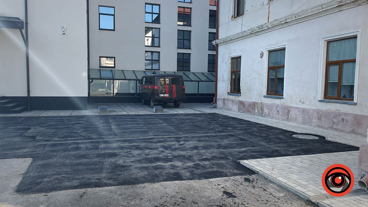 У внутрішньому дворику центру первинної медицини укладають асфальт 11
