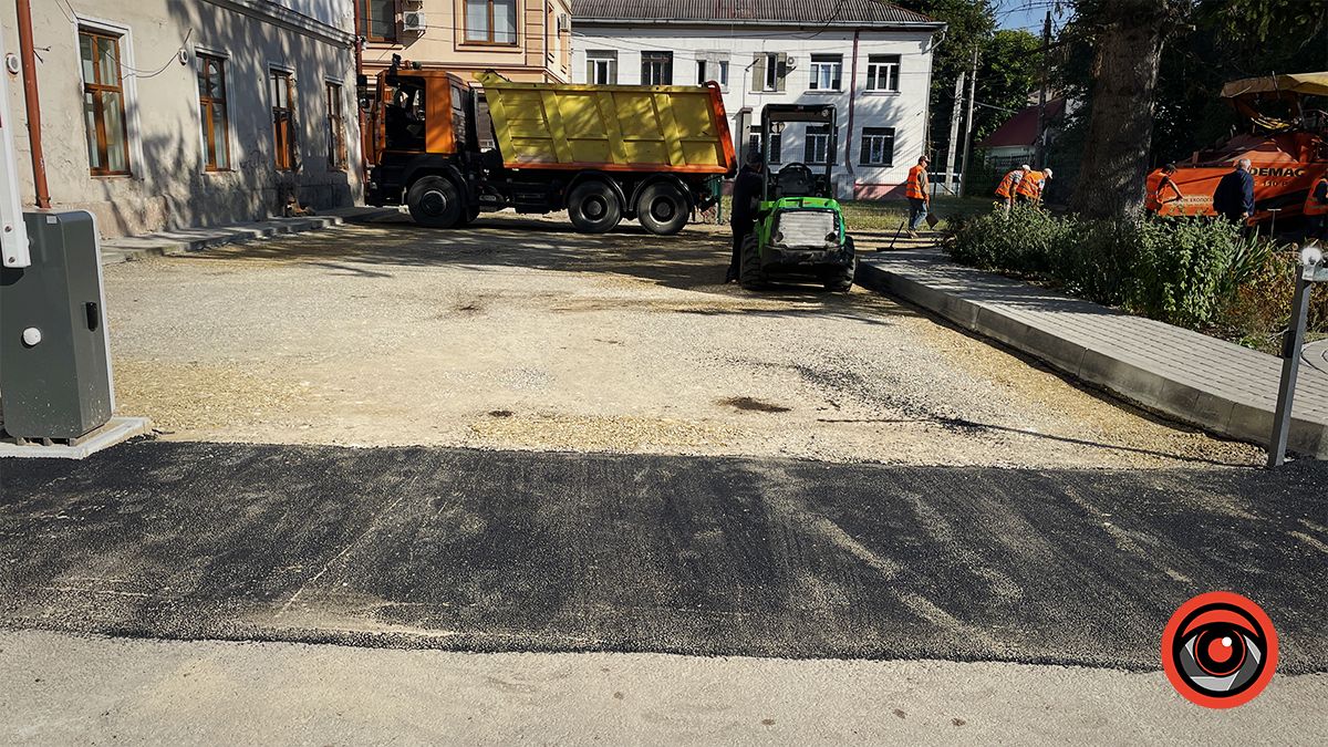 У внутрішньому дворику центру первинної медицини укладають асфальт 1