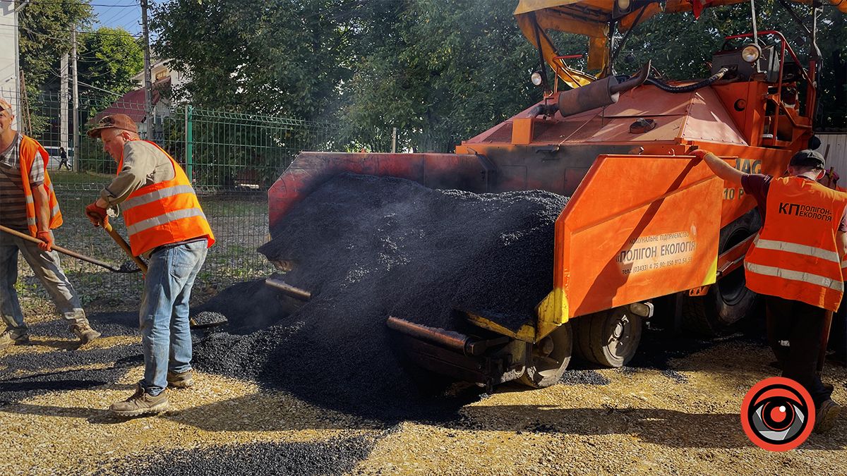 У внутрішньому дворику центру первинної медицини укладають асфальт 3