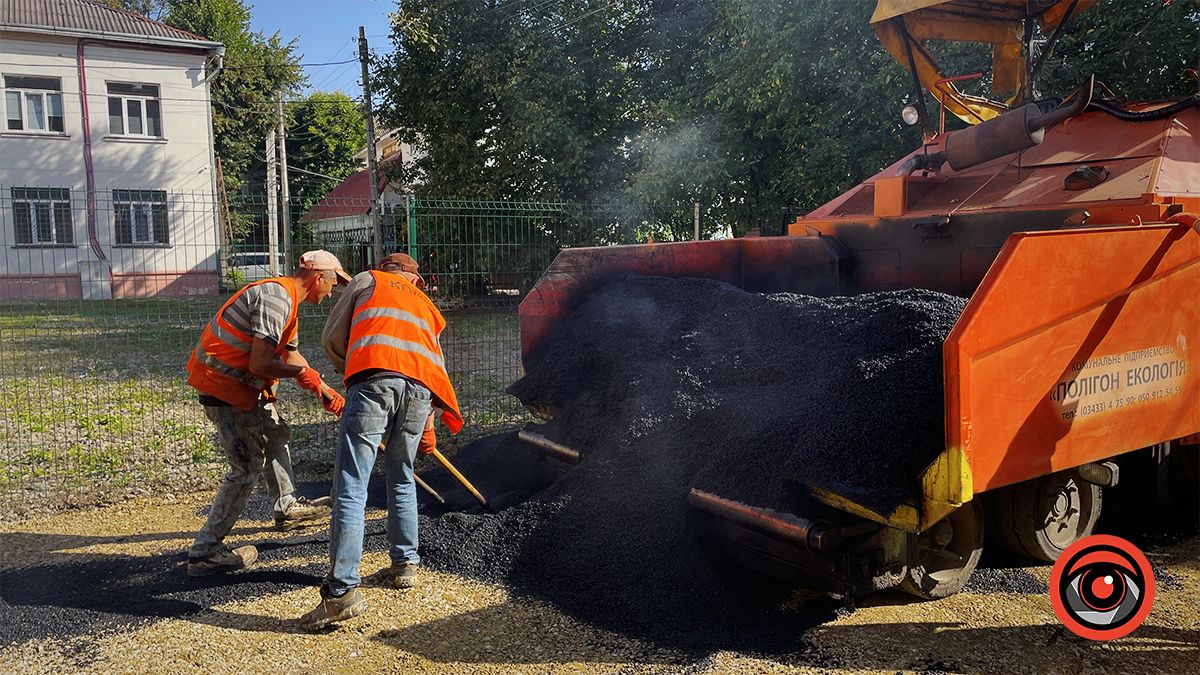 У внутрішньому дворику центру первинної медицини укладають асфальт 8