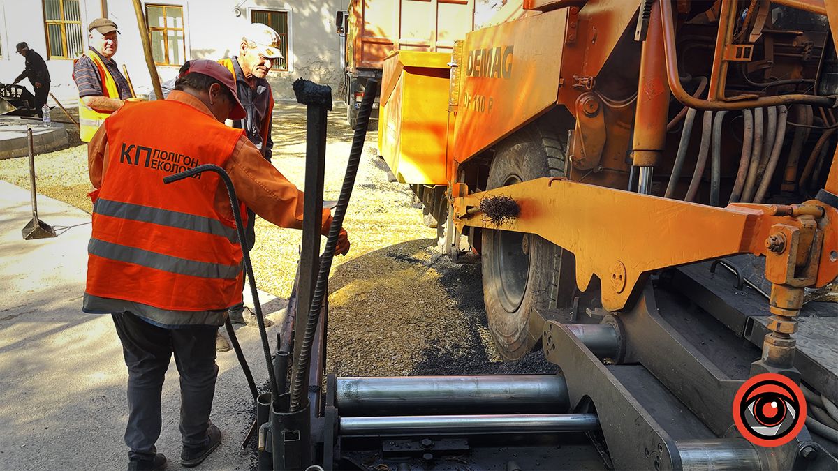 У внутрішньому дворику центру первинної медицини укладають асфальт 6