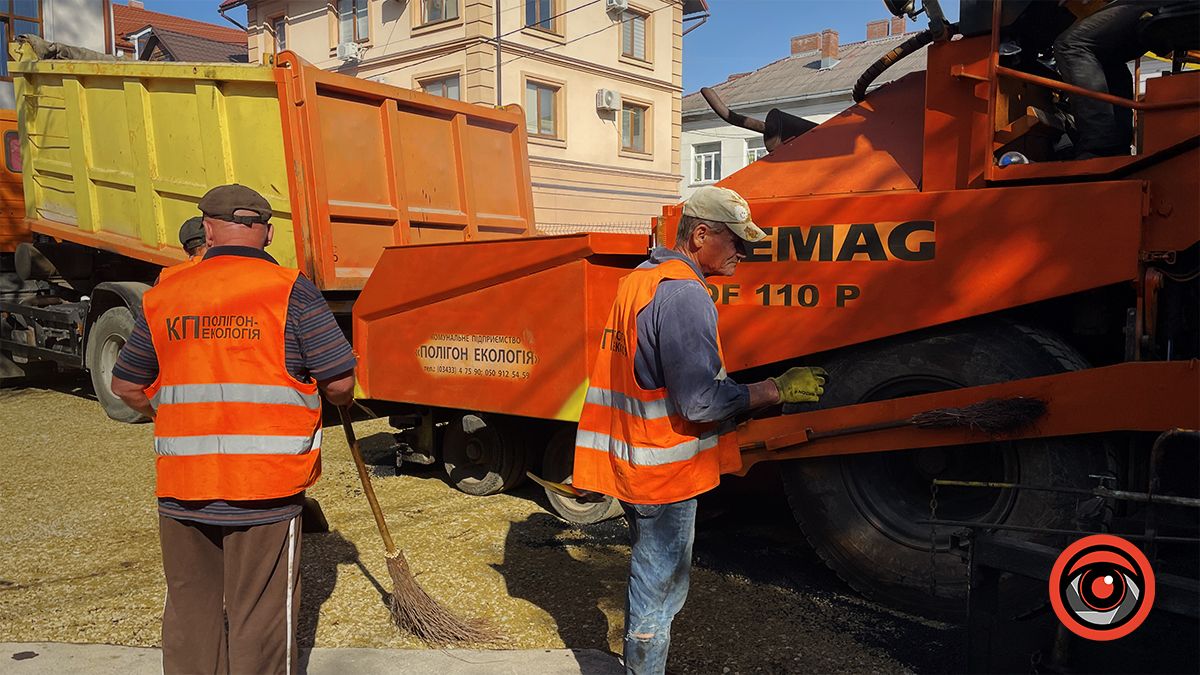 У внутрішньому дворику центру первинної медицини укладають асфальт 5