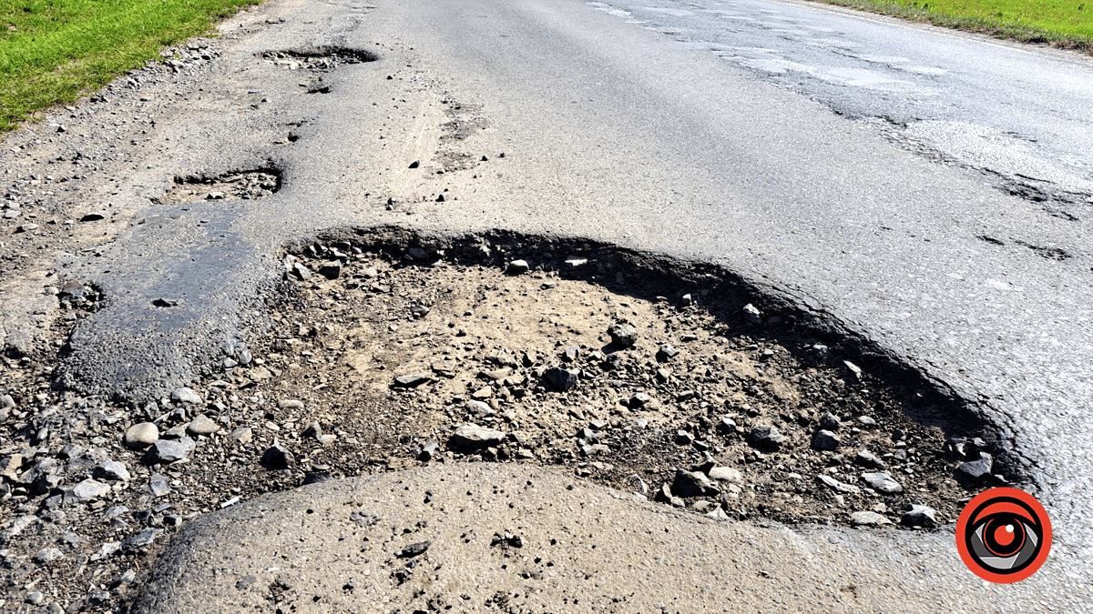 Яма на ямі: дорога у Сопові давно потребує ремонту 5