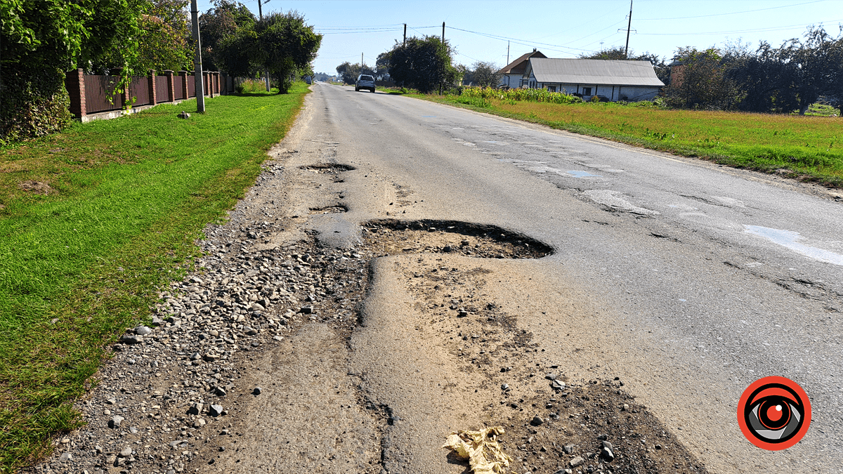 Яма на ямі: дорога у Сопові давно потребує ремонту 4