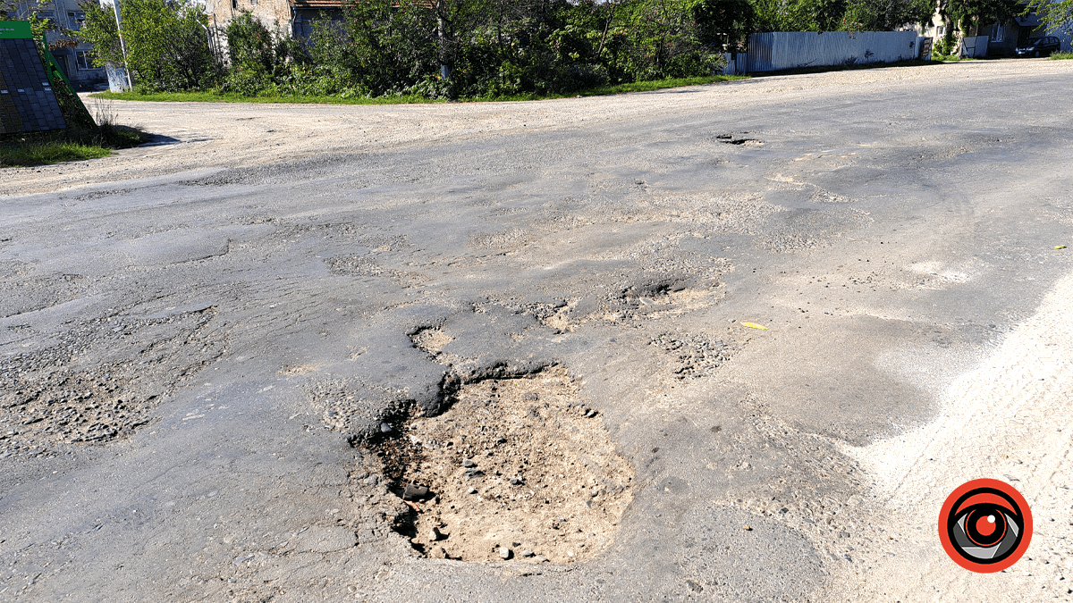 Яма на ямі: дорога у Сопові давно потребує ремонту 3