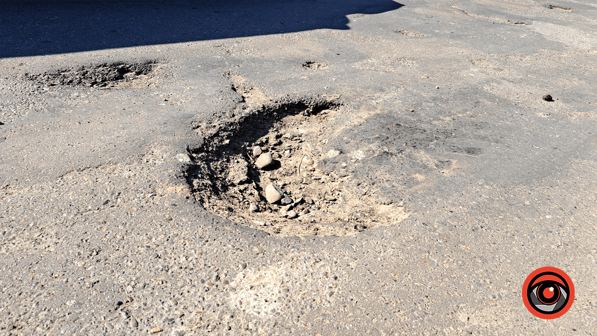 Яма на ямі: дорога у Сопові давно потребує ремонту 2