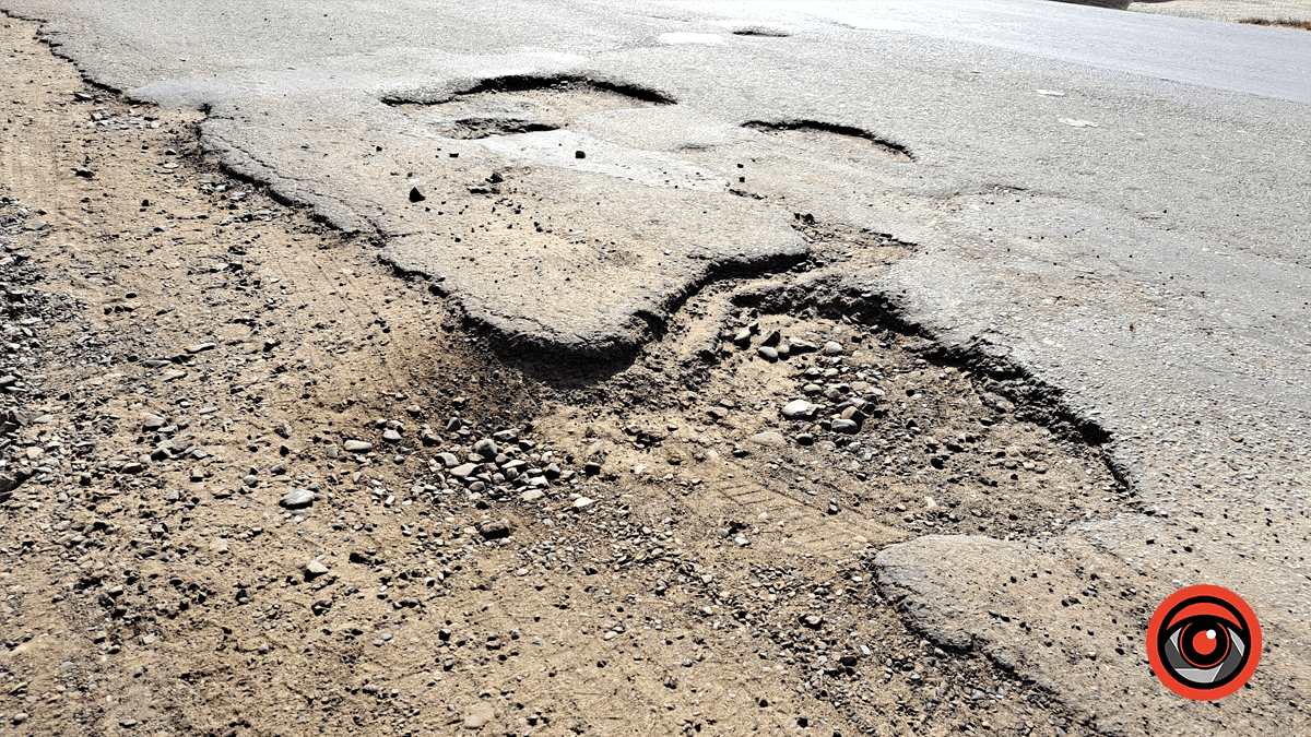 Яма на ямі: дорога у Сопові давно потребує ремонту 1