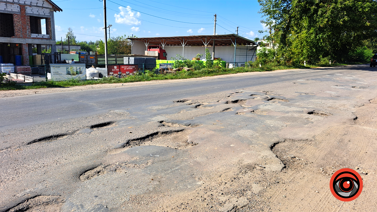 Яма на ямі: дорога у Сопові давно потребує ремонту 7