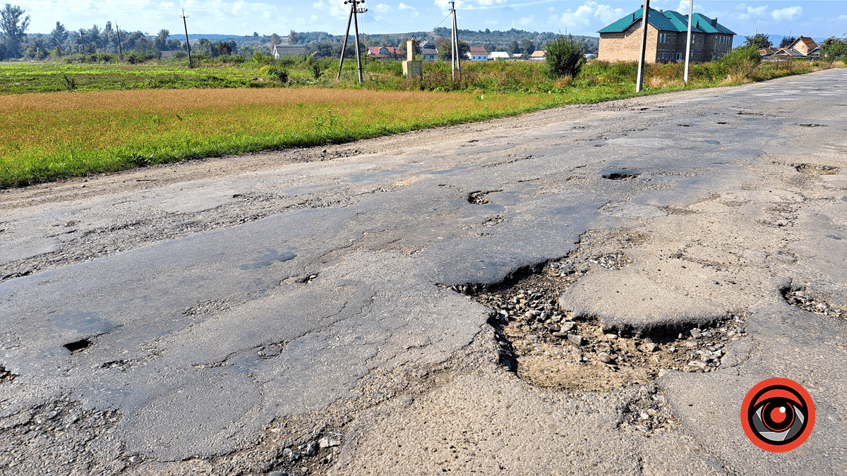 Яма на ямі: дорога у Сопові давно потребує ремонту 6