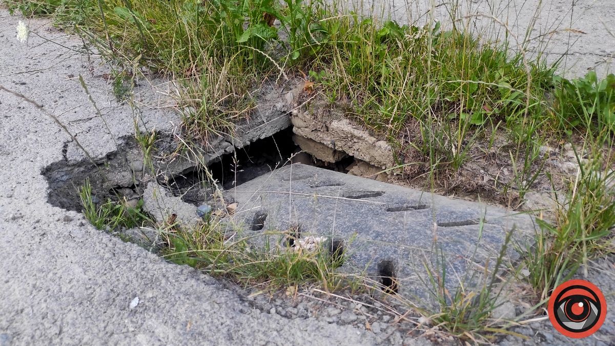 Краще оминути: люки вул. Староміської провалюються 1