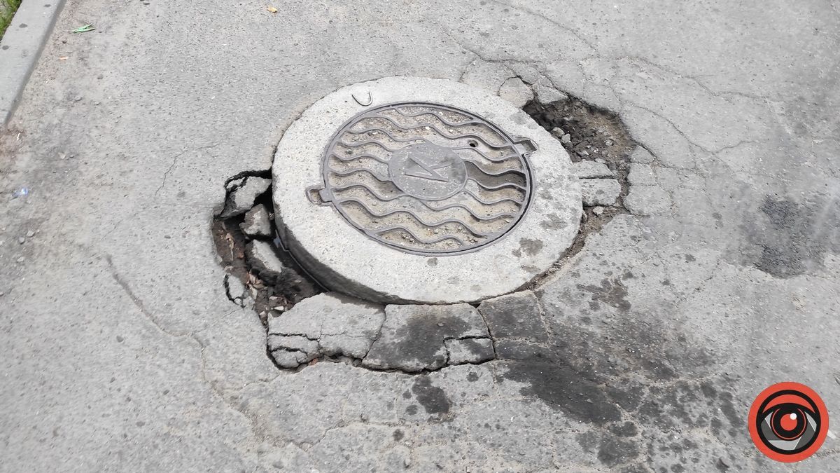 Краще оминути: люки вул. Староміської провалюються 3