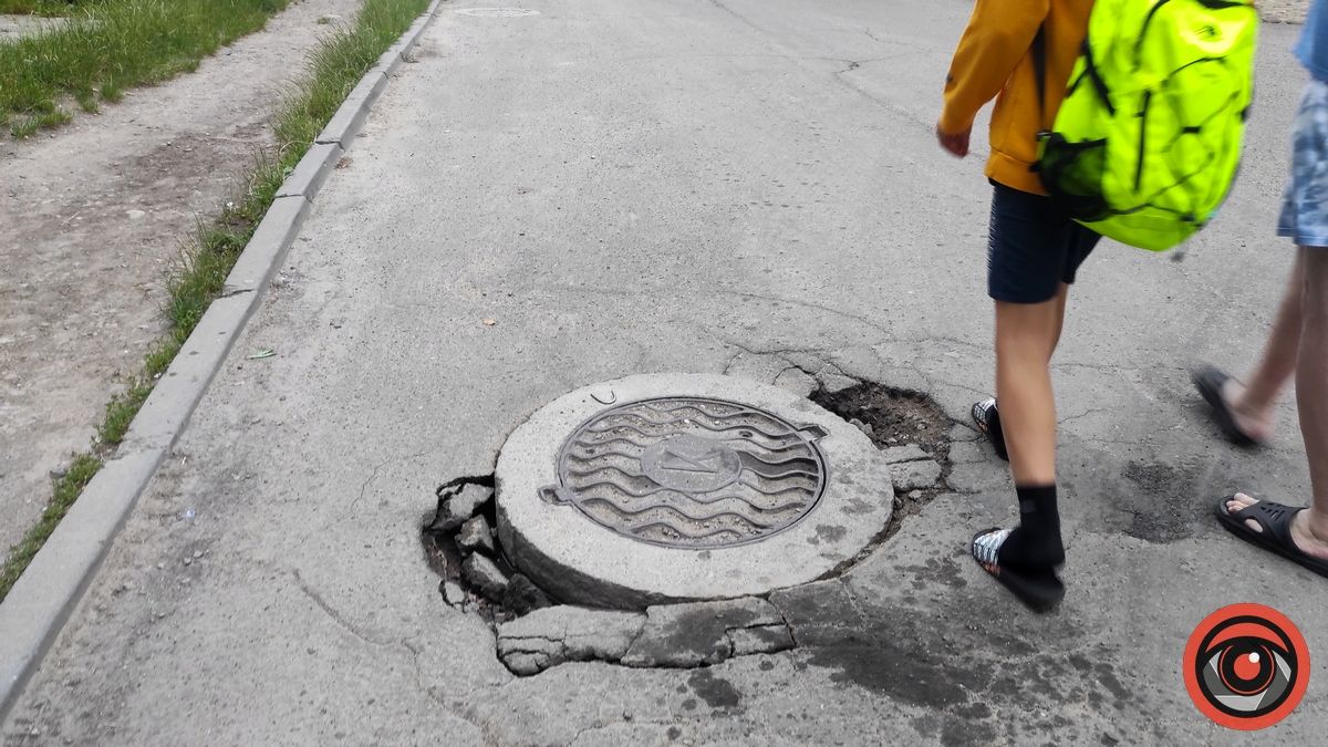 Краще оминути: люки вул. Староміської провалюються 4