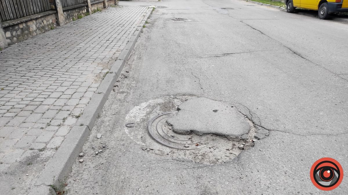Краще оминути: люки вул. Староміської провалюються 5