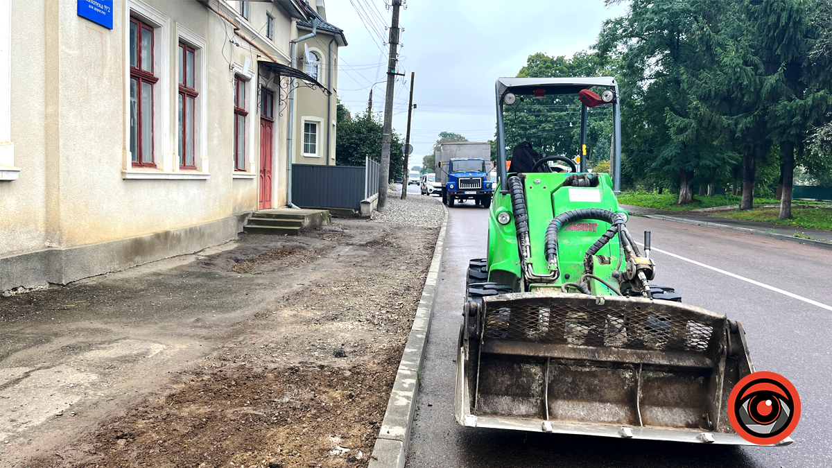До уваги водіїв! На частині вулиці Міцкевича ускладнено рух через ремонт тротуару 1