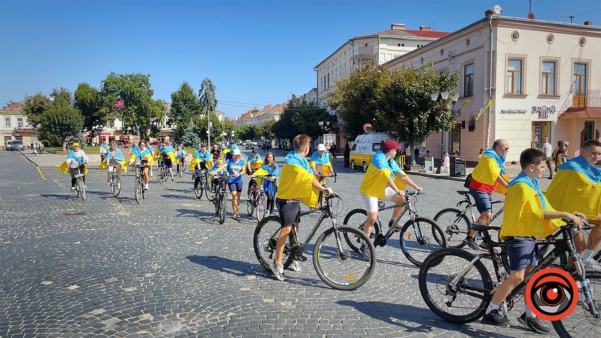 У Коломиї десятки велосипедистів проїхалися містом із прапорами | Фоторепортаж 5