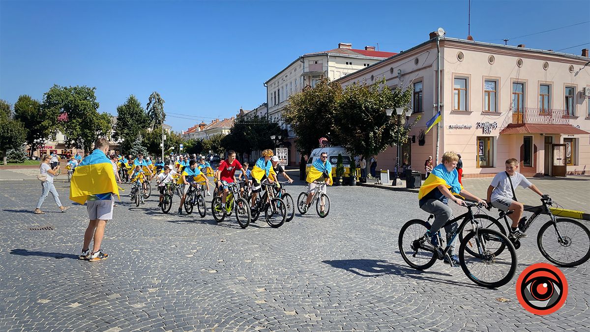У Коломиї десятки велосипедистів проїхалися містом із прапорами | Фоторепортаж 6
