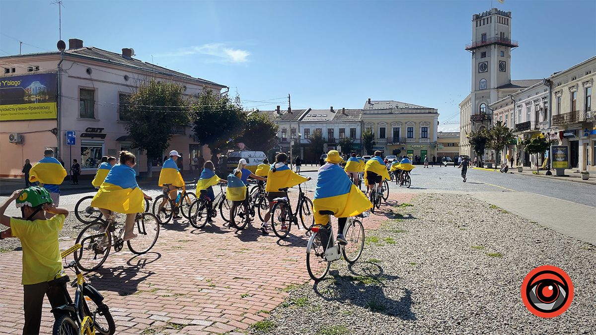 У Коломиї десятки велосипедистів проїхалися містом із прапорами | Фоторепортаж 7