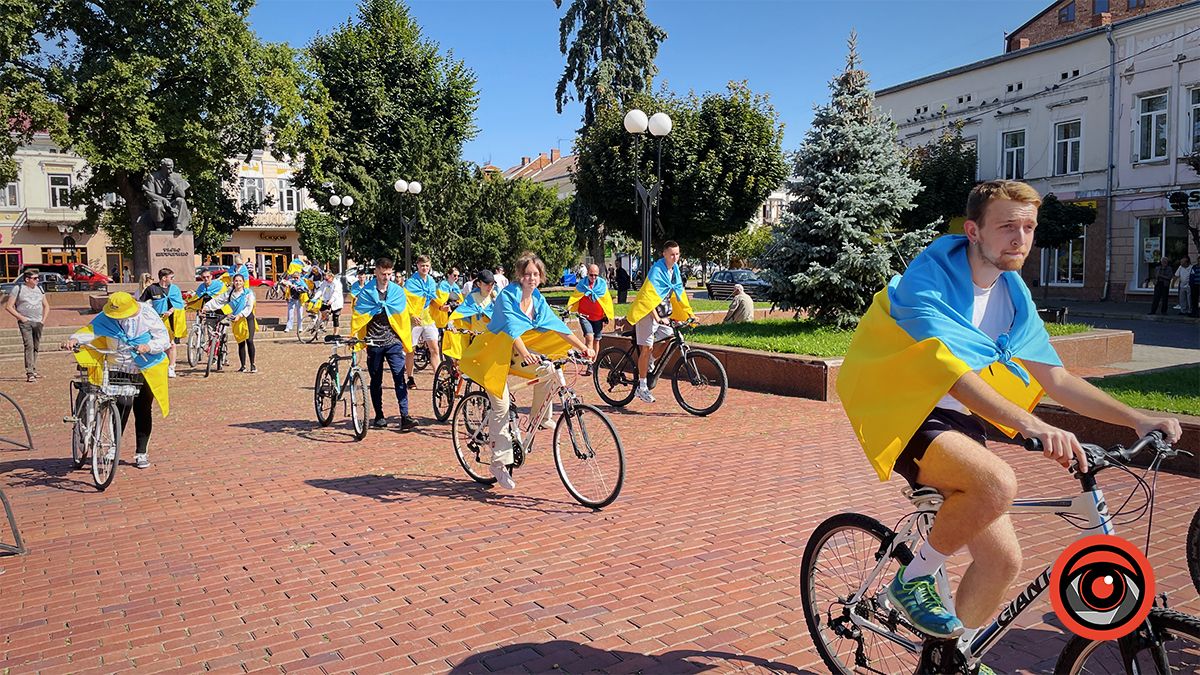 У Коломиї десятки велосипедистів проїхалися містом із прапорами | Фоторепортаж 8