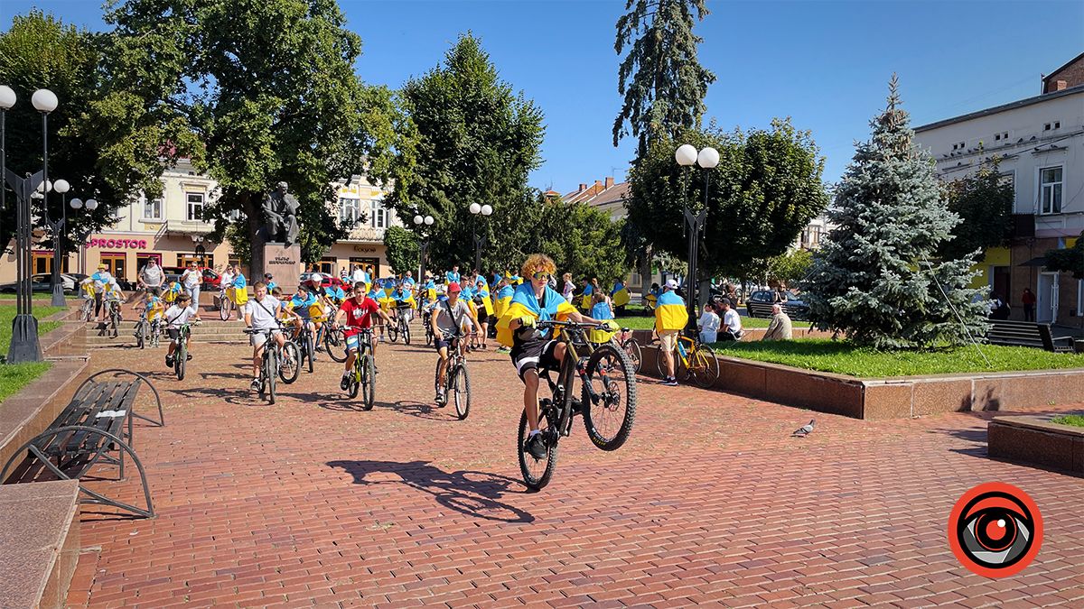 У Коломиї десятки велосипедистів проїхалися містом із прапорами | Фоторепортаж 10