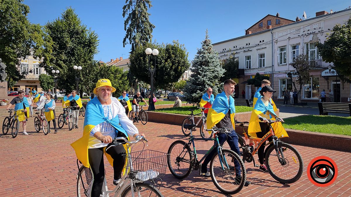 У Коломиї десятки велосипедистів проїхалися містом із прапорами | Фоторепортаж 9