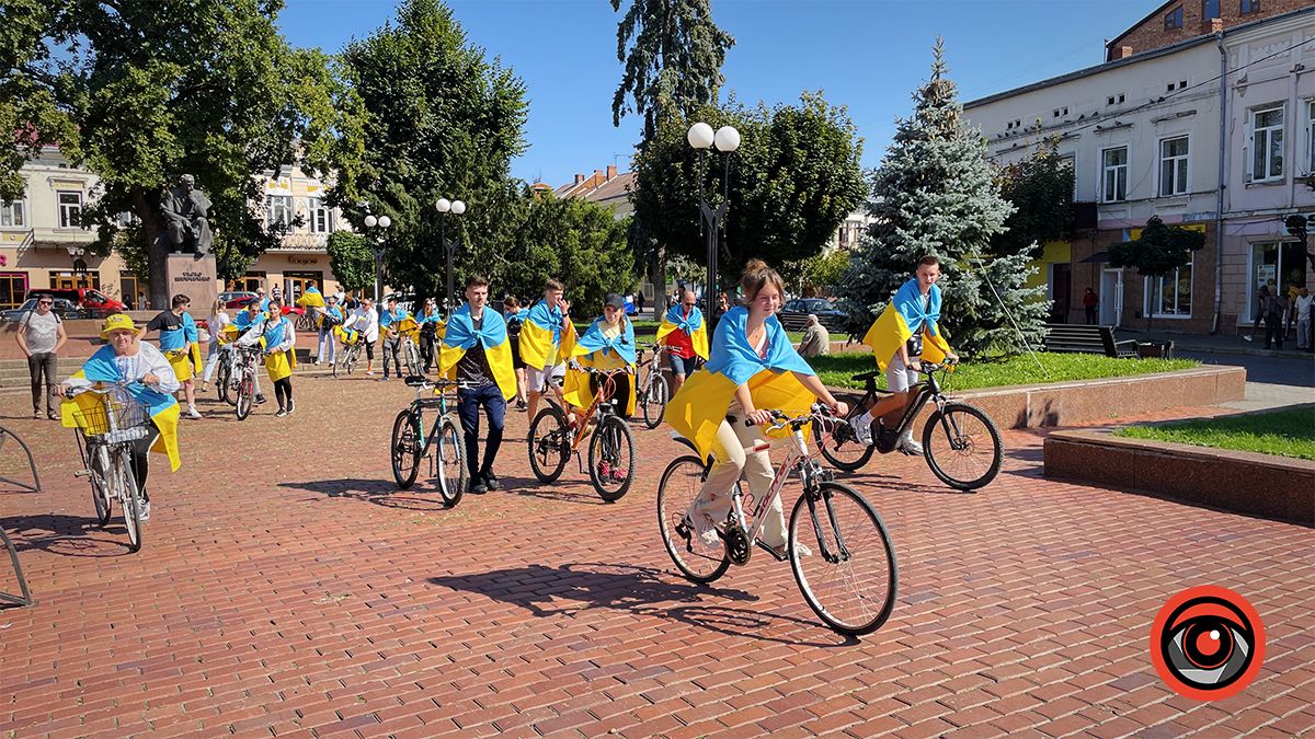 У Коломиї десятки велосипедистів проїхалися містом із прапорами | Фоторепортаж 11