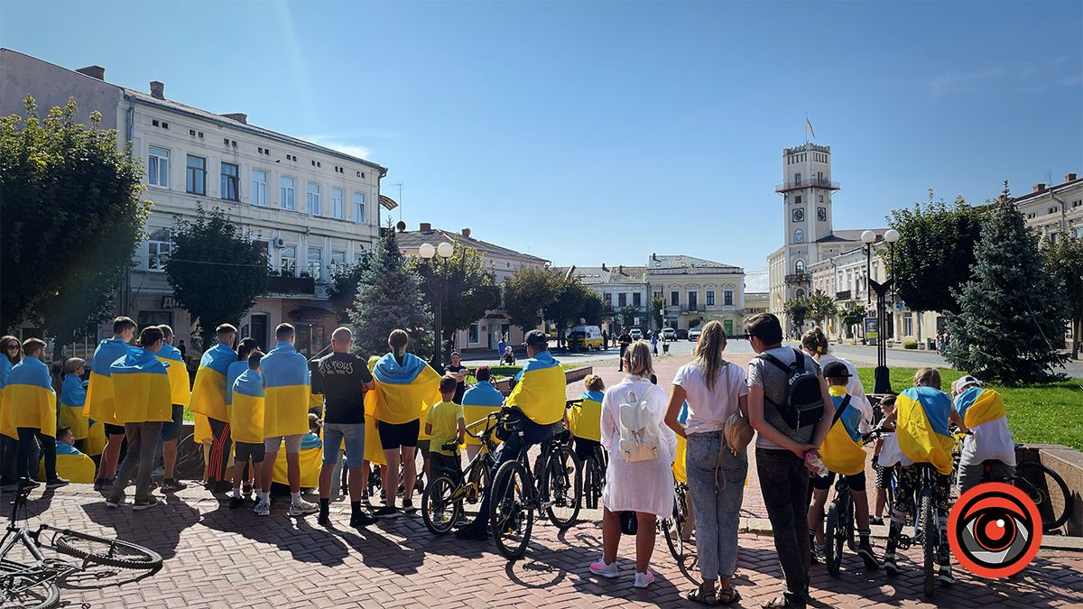 У Коломиї десятки велосипедистів проїхалися містом із прапорами | Фоторепортаж 3
