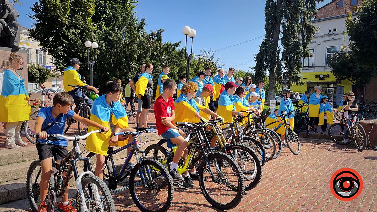 У Коломиї десятки велосипедистів проїхалися містом із прапорами | Фоторепортаж 14