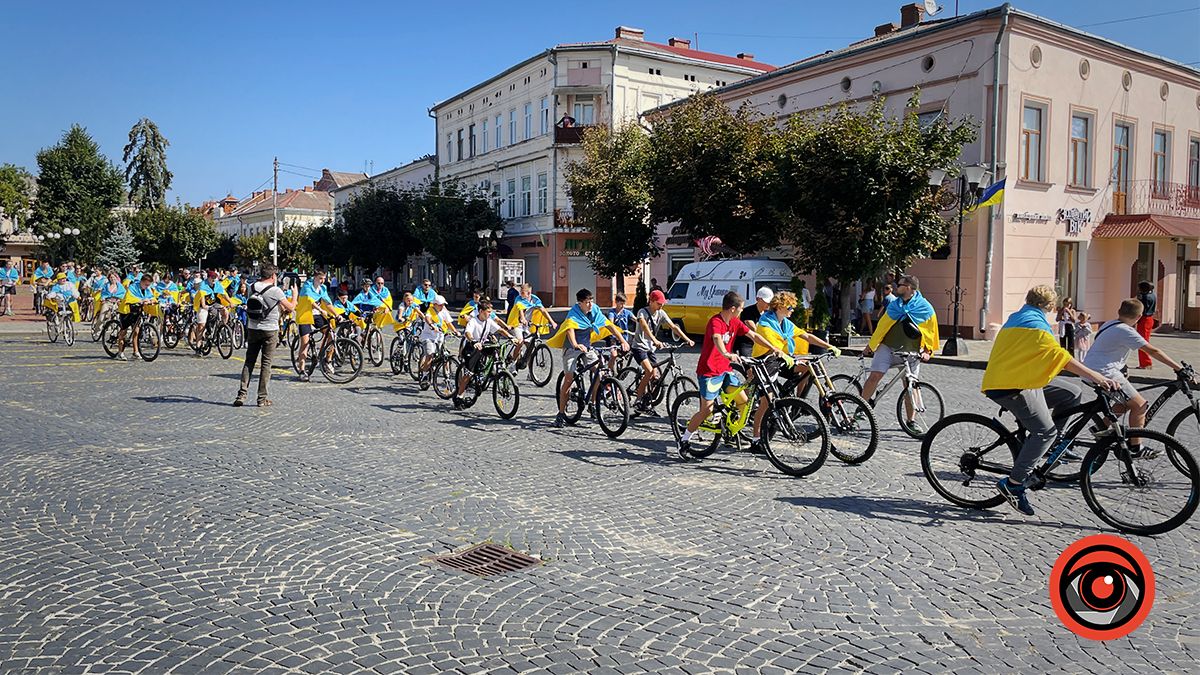 У Коломиї десятки велосипедистів проїхалися містом із прапорами | Фоторепортаж 4